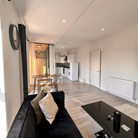 Stratford Apartment With Balcony London Eksteriør billede