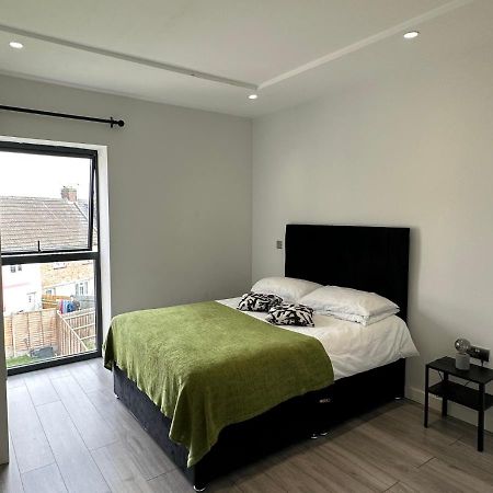 Stratford Apartment With Balcony London Eksteriør billede