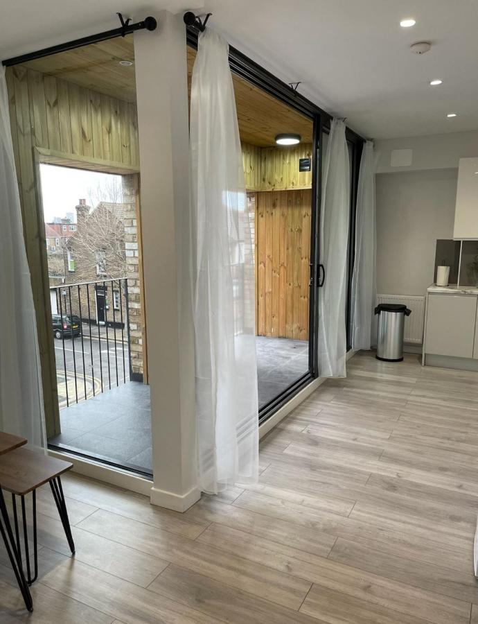 Stratford Apartment With Balcony London Eksteriør billede