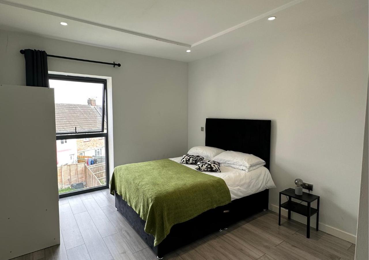 Stratford Apartment With Balcony London Eksteriør billede